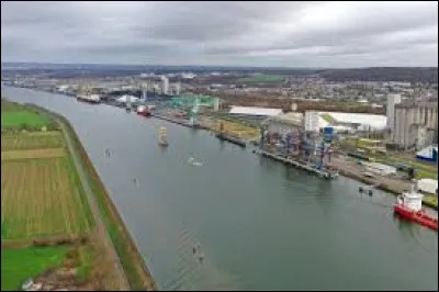 Sur l'estuaire de quel fleuve se situe la ville portuaire du Havre ?