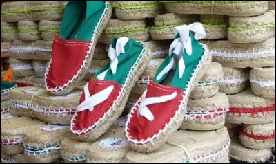 Quelle chaussure de toile &agrave; la semelle de corde fait la notori&eacute;t&eacute; de la commune de Maul&eacute;on-Licharre et sa r&eacute;gion ?