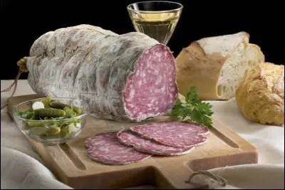 Les Lyonnais d&eacute;gustent un gros saucisson sec appel&eacute; "Le J&eacute;sus".