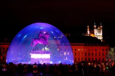 Quelle ville c&eacute;l&egrave;bre la F&ecirc;te des Lumi&egrave;res chaque ann&eacute;e en d&eacute;cembre ?