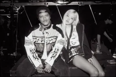Ros&eacute; a chant&eacute; avec Bruno Mars sur "APT." en 2024.