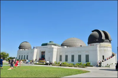Quel observatoire offre une vue panoramique c&eacute;l&egrave;bre sur la ville et le panneau Hollywood ?