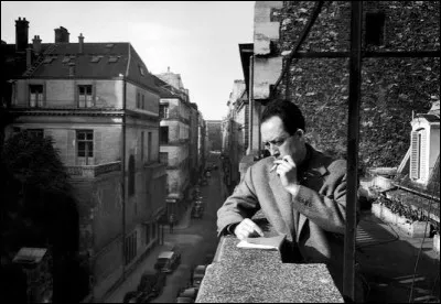 Dans "La Peste", quel personnage incarne le mieux la solidarit&eacute; active face au fl&eacute;au ?