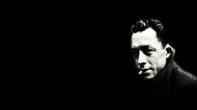 Dans "Le Mythe de Sisyphe", quel concept Camus d&eacute;finit-il comme la condition fondamentale de l'homme moderne ?