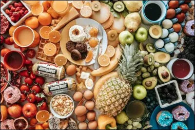 Dans la cuisine libanaise, quel r&ocirc;le joue le mezz&eacute; dans la culture du repas ?
