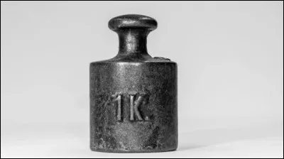 Depuis quelle ann&eacute;e la valeur du kilogramme n'est-elle plus d&eacute;finie &agrave; partir d'un &eacute;talon mat&eacute;riel h&eacute;ritier de celui de 1799 ?