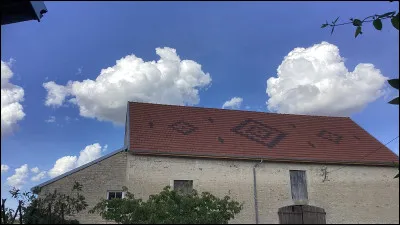 Quelle est la masse approximative d'un petit cumulus, nuage de beau temps d'environ 1 km de c&ocirc;t&eacute; ?