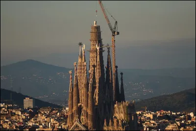 Quel c&eacute;l&egrave;bre architecte a con&ccedil;u la Sagrada Familia ?