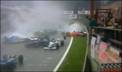Le Grand Prix de Belgique 1998 a &eacute;t&eacute; marqu&eacute; par une collision au premier d&eacute;part impliquant de nombreuses voitures.