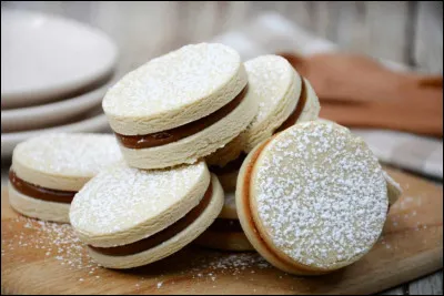 Quelle p&acirc;tisserie argentine est g&eacute;n&eacute;ralement constitu&eacute;e de biscuits ou de g&acirc;teaux superpos&eacute;s avec une garniture de dulce de leche ?