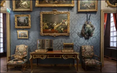 Au c&oelig;ur du quartier du Marais, se trouve l&rsquo;un des mus&eacute;es les plus insolites de Paris, organis&eacute; comme un immense cabinet de curiosit&eacute;s. Comment se nomme-t-il ?