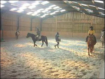 Dans quel endroit du centre questre se droule les cours par temps de pluie ?