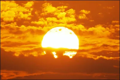 La lumi&egrave;re du Soleil met environ huit minutes pour atteindre la Terre.