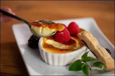 Quelle maison parisienne est historiquement cr&eacute;dit&eacute;e de la cr&eacute;ation du c&eacute;l&egrave;bre g&acirc;teau "o" au milieu des ann&eacute;es 1950 ?