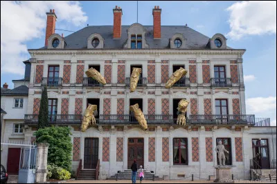 Dans quelle ville, chef-lieu du Loir-et-Cher, peut-on d&eacute;couvrir les spectaculaires dragons automatis&eacute;s qui surgissent de la fa&ccedil;ade de la Maison de la Magie Robert-Houdin ?