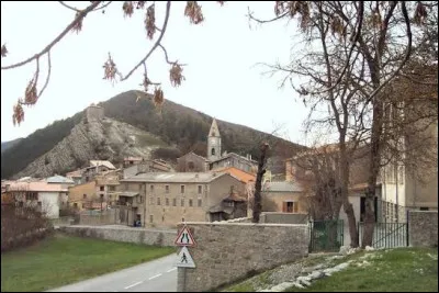 Pour finir, nous partons &agrave; Vergons. Village de l'arrondissement de Castellane, il se situe dans le d&eacute;partement ...