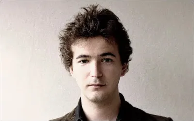 Qui est ce chanteur, auteur-compositeur et interp&egrave;tre du titre ''Au d&eacute;but'' ?