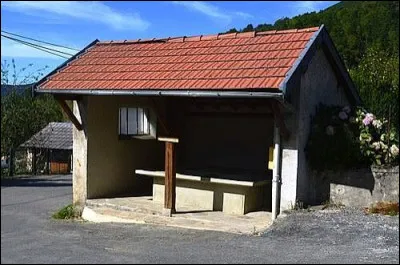 Notre promenade du soir (espoir) commence devant le lavoir d'Aleu. Village Ari&eacute;geois, il se situe dans l'ancienne r&eacute;gion ...