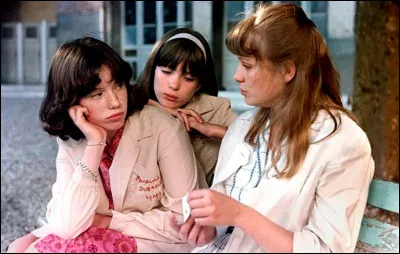 Quel est le titre de la chanson d'Yves Simon, &eacute;crite pour un film &eacute;ponyme, qui &eacute;voque la nostalgie des ann&eacute;es lyc&eacute;e et les amours d'adolescence ?
