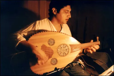 Quel instrument traditionnel &agrave; cordes pinc&eacute;es est particuli&egrave;rement associ&eacute; aux musiques du Moyen-Orient et poss&egrave;de un corps en forme de poire ?