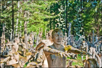 Le Jardin de sculptures de Veijo R&ouml;nkk&ouml;nen, en Finlande, est l&rsquo;un des sites d&rsquo;art brut contemporain les plus fascinants et insolites au monde. Quel fait extraordinaire est vrai au sujet des 560 statues de b&eacute;ton qui y sont expos&eacute;es ?