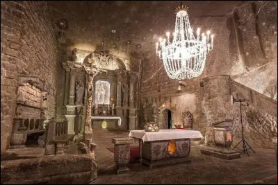 Pr&egrave;s de Cracovie, ce site inscrit au patrimoine mondial de l&rsquo;UNESCO permet aux visiteurs de descendre jusqu&rsquo;&agrave; environ 135 m&egrave;tres de profondeur pour d&eacute;couvrir des &oelig;uvres uniques. Qu&rsquo;est-ce qui fait leur originalit&eacute; ?