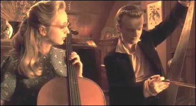Dans quel film l'acteur Dominique Pinon joue-t-il de la scie musicale ?