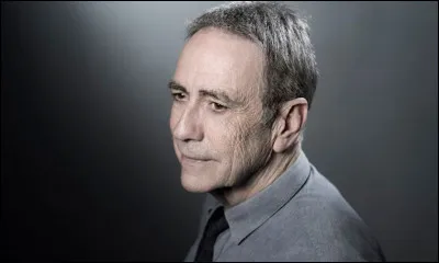 Qui est ce chanteur dont l'un de le titre de l'un de ses albums s'intitule ''Neuf'' ?