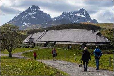 En Norv&egrave;ge, dans l&rsquo;archipel des &icirc;les Lofoten, &agrave; quoi est consacr&eacute; le mus&eacute;e install&eacute; dans cette spectaculaire b&acirc;tisse longue de 83 m&egrave;tres ?
