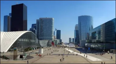 Quel est ce quartier d'affaires domin&eacute; par la Grande Arche et situ&eacute; &agrave; l'ouest de Paris ?