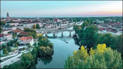 La Dordogne arrose les villes de Cognac et d'Angoul&ecirc;me.