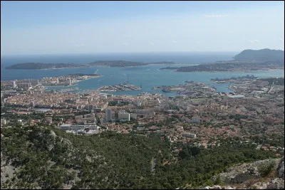 Parmi ces villes du Var, laquelle est son chef-lieu ?