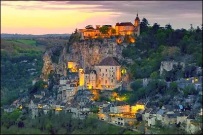 Ce bourg du Lot est un lieu de p&egrave;lerinage d&eacute;di&eacute; &agrave; sa Vierge Noire et un haut lieu touristique.Quelle est cette commune ?