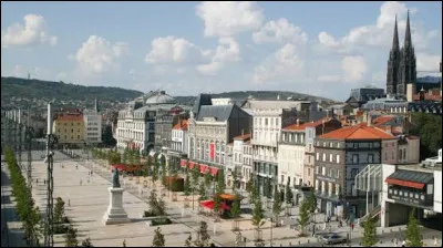 Quelle ville d&eacute;couvre-t-on en fl&acirc;nant sur la place de Jaude ?