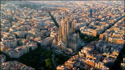 En 1987, avec quelle chanteuse d'op&eacute;ra Freddie Mercury chante-t-il "Barcelona" ?