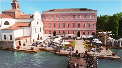D'apr&egrave;s le titre d'une chanson de Charles Aznavour, quelle ville d'Italie est triste ?