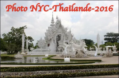 Quel est le nom de ce temple Bouddhiste tout blanc avec une l'architecture complexe, situ&eacute; en Tha&iuml;lande pr&egrave;s de la ville de Chiang Rai ?