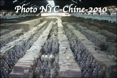 Quel est le nom de cet ensemble de 8 000 statues enterr&eacute;es de soldats et de chevaux en argile, situ&eacute; pr&egrave;s de la ville de Xi'an en Chine ?
