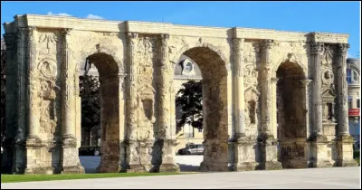 Quel est le nom de ce monument datant du IIIe si&egrave;cle, le plus long arc (33 m) de tout le monde romain, situ&eacute; &agrave; Reims ?
