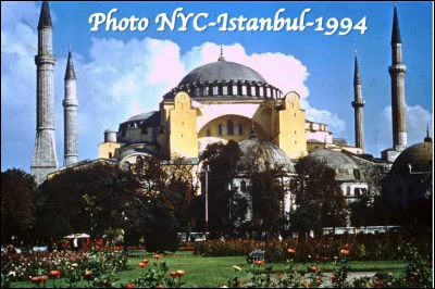 Quel est le nom de cette basilique byzantine devenue mosqu&eacute;e, situ&eacute;e au coeur de la ville d'Istanbul en Turquie ?