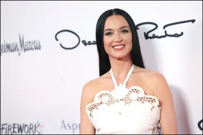 K - Chanteuse c&eacute;l&egrave;bre, am&eacute;ricaine, elle chante "Firework" et "Teenage Dream". Qui est-ce ?