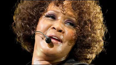 W - Chanteuse am&eacute;ricaine, elle chante "I Will Always Love You" et "I Wanna Dance With Somebody". C'est...
