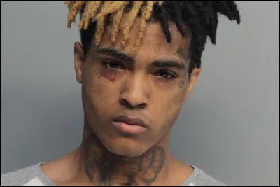 X - Rappeur am&eacute;ricain, il a malheureusement &eacute;t&eacute; assassin&eacute; en 2018, il chante "Moonlight" et "Falling Down".
