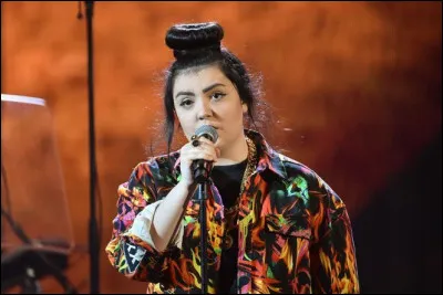 Qui est cette chanteuse, dont l'un des titres est ''Fais-moi signe'' ?