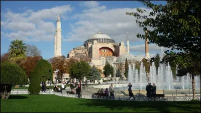 Quel chef-d'&oelig;uvre de l'architecture byzantine Justinien a-t-il fait reconstruire &agrave; Constantinople ?