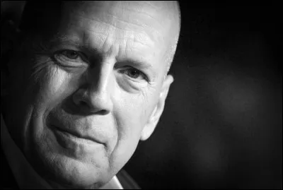 Qui est cet acteur qui joue le premier r&ocirc;le dans le film ''Le Cinqui&egrave;me &Eacute;l&eacute;ment'' ?