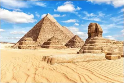 Comment appelle-t-on les sept c&eacute;l&egrave;bres monuments antiques, parmi lesquelles figurent "les pyramides de Gizeh" en &Eacute;gypte ?