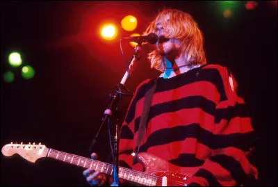 Il est connu pour avoir &eacute;t&eacute; le chanteur et guitariste du groupe de rock "Nirvana" dans les ann&eacute;es 90. Qui est-ce ?