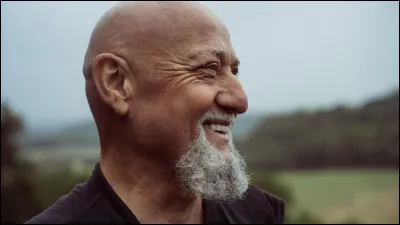 Qui est ce chanteur, auteur-compositeur-interpr&egrave;te du titre ''L'amour au fond'' ?