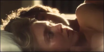 Que montre cette photo de Nate et Cassie dans le lit ?